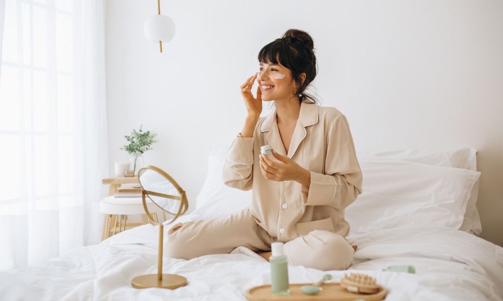 happy women doing her skincare routine 